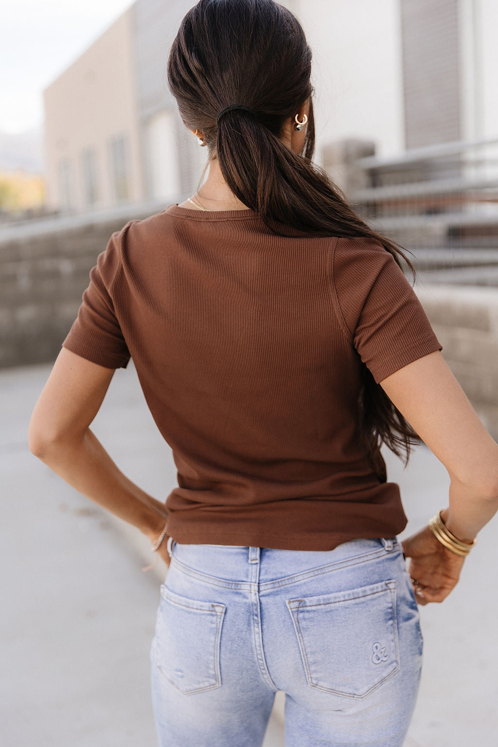 BEVIQUEEN Ribbed Lulu Tee - Coffee