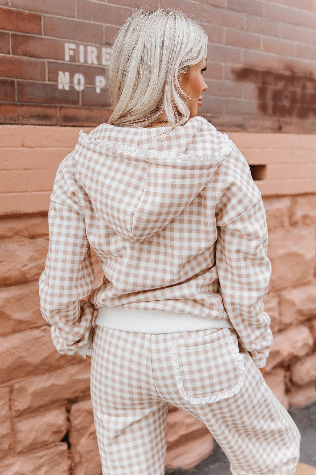 BEVIQUEEN Comfort Zone HalfZip - Gingham Lace