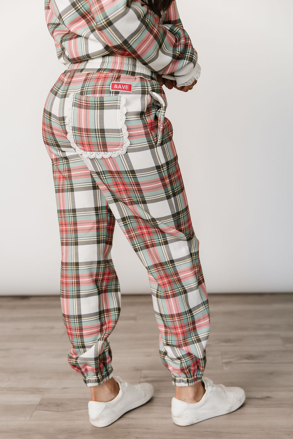 BEVIQUEEN Comfort Zone Joggers - Warm Wishes