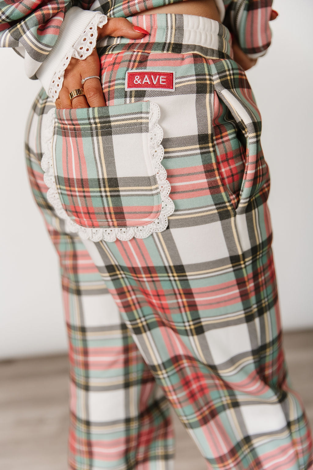 BEVIQUEEN Comfort Zone Joggers - Warm Wishes