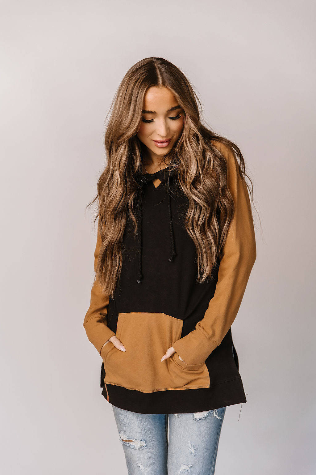 BEVIQUEEN Sideslit Hoodie - Coffee & Confidence