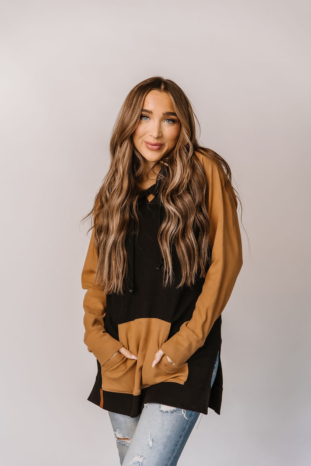 BEVIQUEEN Sideslit Hoodie - Coffee & Confidence
